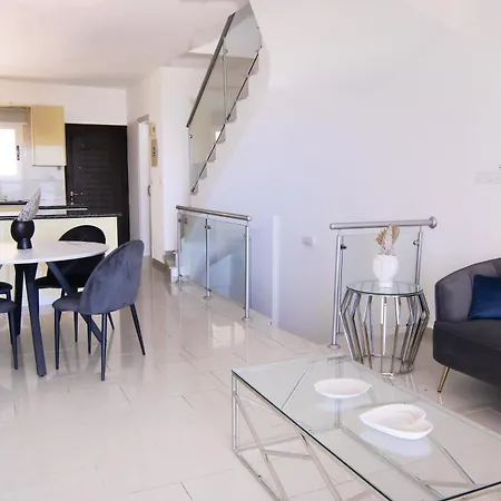Phaedrus Living: Beachfront Riva Kato Yialia