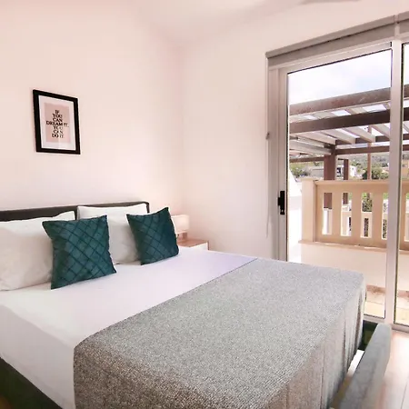 Phaedrus Living: Beachfront Riva Kato Yialia