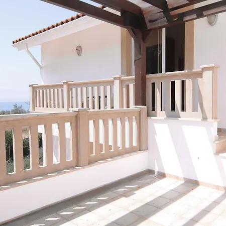 Phaedrus Living: Beachfront Riva